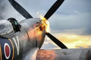 Drucke von 'Der Spitfire TE311 der Royal Air Force Memorial Flight (RAFMF) unter dem Kommando von Wg Cdr Godders Godfrey führt einen heißen Start während der RAFMF Public Display Authority (PDA) durch Erster Weltkrieg Drucke: Spitfire-Jägerflugzeug Heißstartmotoren