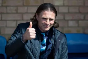 Gareth Ainsworth trifft sich mit dem FC Südostengland am 13. April im Jahr neunzehnhundertneunzigfünfundzwanzig
