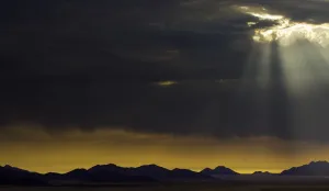 Die Sonne bricht durch die Wolken in Namibien, Namibia