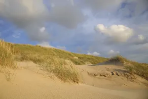 Sanddünen an der niederländischen Küste unter einem Himmel voller Wolken, Die Niederlande, Nordholland