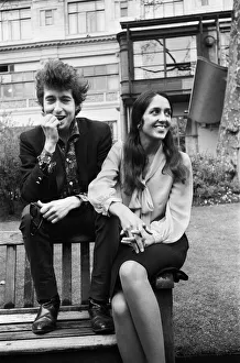 Amerikanische Volksängerinnen und -sänger Bob Dylan und Joan Baez im Savoy-Garten