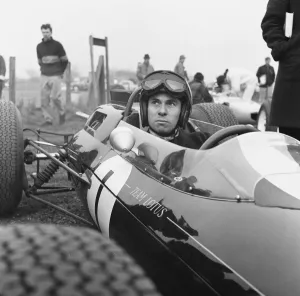 Jim Clark gesehen hier im Lotus während der Praxis am Snetterton, dem 13. März 1964 * Lokal