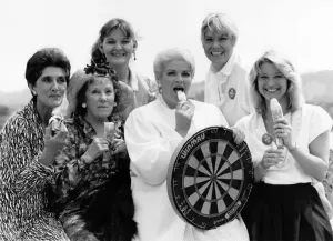 Drucke von Stars der BBC-Serie EastEnders kühlen sich mit Eiscremes in der Hitze während einer Besuch im Docklands bei einem Damen-Darts-Match ab 0000bis0099 Drucke: Sternchen der britischen Seifenoper EastEnders kühlen sich mit Eiscreme ab im heißen Licht während einer Besuche bei