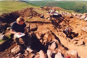 00009 Drucke: Archäologen arbeiten auf einem Grabungsplatz im Tal der Breach Burn, Nordumbrien