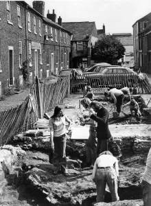00009 Drucke: Archäologen am Arbeitsplatz in einer Stadt