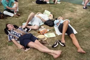 00012 Drucke: Wimbledon, Zuschauer schlafen außerhalb, Juni 1989.