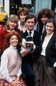Drucke von Jeremys Brett Gayle Hunnicutt mit der Besetzung des neuen Fernsehserien 'Sherlock Holmes' Rosalyn Landor Barbara Wilshire Alison Sulbeck Betsy Branley 0000bis0099 Drucke: Jeremy BrettGayle Hunnicutt mit der Besetzung des neuen Fernsehserien 'Sherlock Holmes