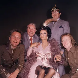00019 Drucke: Britische Komikerduo Ernie Wise und Eric Morecambe posieren mit Kate O'Mara