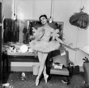 Ballettänzerin Belinda Wright im Kleidersaal. April 1953 D2112-003