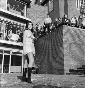 Amerikanische Studentin Suzanne Giddings auf der Sheffield University, umgeben von einem lockeren Kleid.