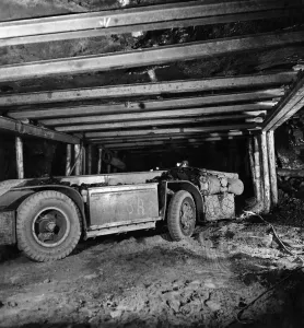 00030 Drucke: Maschinenbergbau mit elektrischen Akkumulatoren betrieben