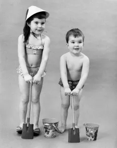 00031 Drucke: Mode der 60er Jahre Kinder spielen mit Eimer und Schaufel im Schwimmbademobil