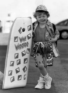 00031 Drucke: Mode - Strandbekleidung: Whizkid auf dem Board, Sie ist fast so groß wie das Board