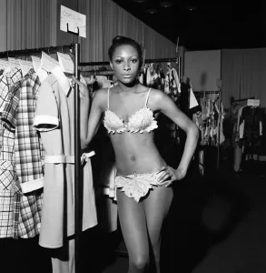 00031 Drucke: Mode Kleidung: Eintrittskleid der Firma Enid im Bikini-Modell von Nel Barden