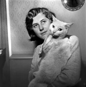 00031 Drucke: Menschen mit Tieren: Eine Frau hält ihren Haustierkatze hoch. November 1969 Z10902