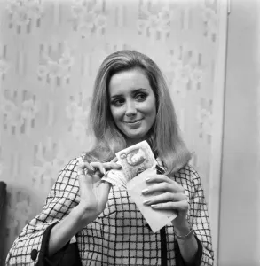 00031 Drucke: Frau zählt ihr Geld, November 1969 Z11174-014