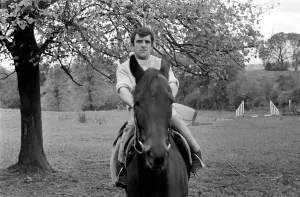 00032 Drucke: Reiter Billy Ellison trainiert im Stallgarten,November 1969 Z11023-005