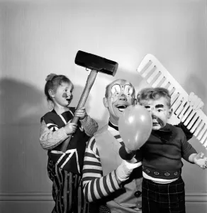 Vintage Fancy Dress Costumes Drucke: Four year old girl learning how to be a clown like her daddy. Blackpool clown Ernie