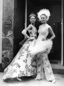 00035 Drucke: Abendkleidung entworfen von Norman Hartnell, modelliert von Diana links und Vivien rechts