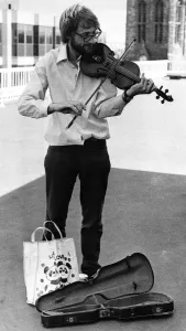 00038 Drucke: Der Straßenmusiker Paul Wright spielt sein Violin