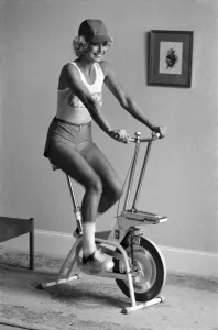 00049 Drucke: Glamour : Modell : Chekkie Maskell , Marylin Jewry . Februar 1975