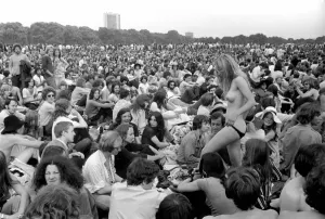 00053 Drucke: Szenen auf dem Pop-Konzert im Hyde-Park von einer jungen Mädchen mit blondem Haar