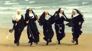00054 Drucke: Die Besetzung von Nunsense im Phoenix-Theater in Blyth macht sich am Strand vor