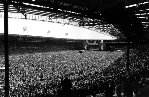 Drucke von Live Aid Konzert im Rahmen der 'Feed the World'-Kampagne für die verhungenden Millionen in Afrika, wo Musikstars viele Lieder für Spende spielten, einschließlich Status Quo, Queen 0000bis0099 Drucke: Bietigheimer Live-Aid-Konzert im Rahmen der Aktion 'Feed The World'-Kampagne für die verhungerten Millionen aus