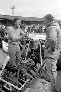 00055 Drucke: Minikartrennen in der weißen Stadt-Stadion von Graham Hill löst ein paar Leistungsschwierigkeiten