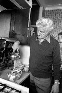 00056 Drucke: Schauspieler John Pertwee wird hier zu Hause gesehen