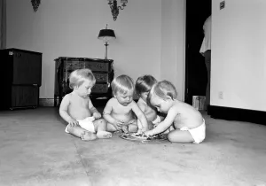 00060 Drucke: Einige junge Babys werden hier in einer Mischung aus Chaos und Schokoladenkuchen gesehen