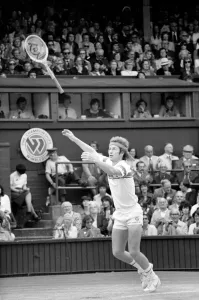 00071 Drucke: Wimbledon 1981, John McEnroe wirft seinen Racket in die Luft, Juli 1981