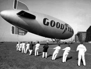 Drucke von Die Luftschiffahrtsgesellschaft Goodyear Europas Luftschiff wird von Teams von Männern an der RAF Cardington, ehemals den Royal Airship Works, in Position geholt. März 1972 P000936 0000bis0099 Drucke: Die Luftschiffahrt der Goodyear Europa wird von Teams von Männern an der RAF Cardington in Position gezogen