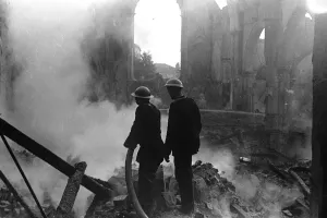 00080 Drucke: Alfieri. Mitglieder des AFS am St Mark's in Surbiton nach einem Luftangriff am 02 Oktober 1940