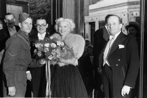 00081 Drucke: Alfieri. Amerikanische Sängerin Frances Day im Odeon in Kingston am 2.Oktober 1940