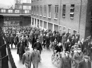 00081 Drucke: Arbeiter im Werftbetrieb gingen nach dem Abend um 1957 zu Ende mit ihrem Schichtende
