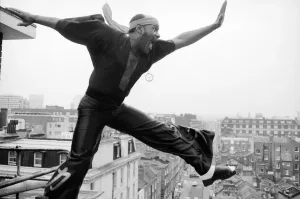 Drucke von Der Pop-Sänger Carl Douglas, der mit dem Lied Kung-Fu-Kämpfen einen Hit hatte, zeigt auf einem Londoner Dach in August 1974 seine Kampfkunstfähigkeiten Pop-Art Drucke: Der Pop-Sänger Carl Douglas, der mit dem Lied Kung-Fu-Kämpfen einen Hit hatte
