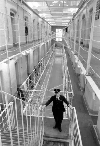 Drucke von Ein Gefängniswächter auf der Runde im britischen Sicherheitsgefängnis Parkhurst auf der Insel Wight, November 1984 0000bis0099 Drucke: Ein Gefängniswächter auf der Runde im britischen Sicherheitsgefängnis Parkhurst, Wing B