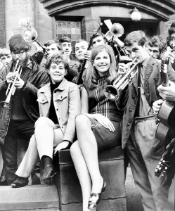 60s Fashion Trends Drucke: Rag Dolls, Pat Redman, aged 21, from Wolverhampton (left) and Linda Major, aged 18