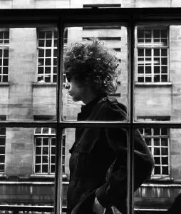 Drucke von Der einzige und einzigartige Bob Dylan im Bild, der vor einem Schaufenster in London spazieren geht am 3. Mai 1966 London Drucke: Der einzige und einzigartige Bob Dylan im Bild beim Gehen vor einem Geschäftsfenster in London am 3