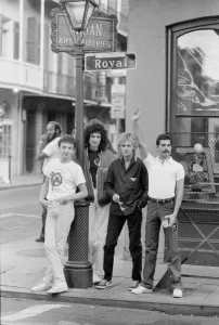 Drucke von Königin Links rechts John Deacon, Brian May, Roger Taylor und Freddie Mercury hier auf den Straßen von New Orleans (USA). Die Band ist im Lande vor der Abreise in Südamerika üben 0000bis0099 Drucke: Königin von links nach rechts John Deacon, Brian May, Roger Taylor