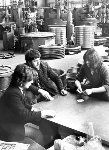 00086 Drucke: Arbeiter spielen Karten während einer Pause bei der Firma Leadgate Engineering im Jahr 1972