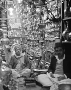 00087 Drucke: Händler der Eisenwarenhandlung sind im Inneren ihres Geschäfts in Peshawar unter den Topfen und Pfannen