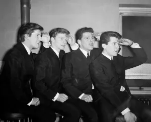 00089 Drucke: Die Popgruppe The Searchers besteht aus den Mitgliedern von links nach rechts Chris Curtis als Schlagzeuger und John
