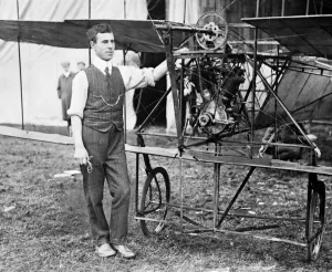 Drucke von Ein A.V.Roe und sein neues Flugzeug, ein Dreiflugmaschine, in Blackpool. Der 19ten Oktober 1909 Spiegel-Archiv Drucke: A.V.Roe und sein neues Flugzeug, ein Dreiflugzeug, in Blackpool am 19. Oktober 1909.