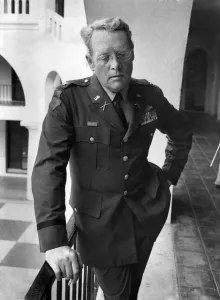 00091 Drucke: Schauspieler Patrick McGoohan im Militäruniformen. September 1974 Augen funkelnd