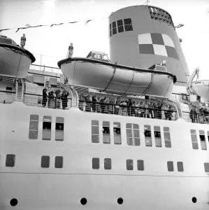 00094 Drucke: Reisende winken, als sie unter der Rettungsboote auf dem Deck der Kaiserin von stehn