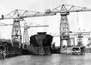 Drucke von Ein Schiff, das in einem Werftgebiet entlang der River Tyne gebaut wird 0000bis0099 Drucke: Ein Schiff wird in einem Werft entlang des Flusses Tyne gebaut