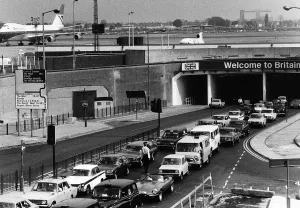 Tunnel Drucke: Verkehrsstau am Flughafen London Heathrow in der Tunnelrampe zum Flugplatz