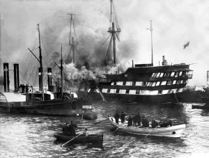 00096 Drucke: Das Ausbildungsschiff Wellesley im Feuer auf der Tyne im Jahr 1914